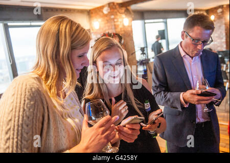 Londres, Royaume-Uni. 16 Juin, 2016. Lancement d'Invstr app à lucarne, Millbank Tower. L'app fournit aux investisseurs des marchés financiers sophistiqués et des données nouvelles sur leurs smartphones demystfying et démocratiser les possibilités d'investissement dans le processus. Banque D'Images