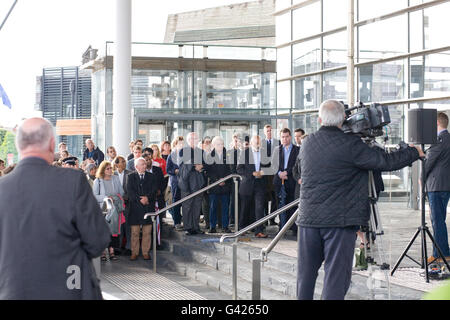 Cardiff, Royaume-Uni. 17 Juin, 2016. Vigil tient à l'extérieur de Senedd, Assemblée Nationale du Pays de Galles en mémoire de Jo Cox, du travail parlementaire qui a été tué hier. Credit : Amonochromedream.com/Alamy Live News Banque D'Images