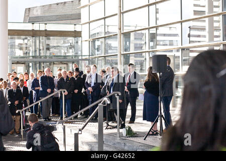 Cardiff, Royaume-Uni. 17 Juin, 2016. Vigil tient à l'extérieur de Senedd, Assemblée Nationale du Pays de Galles en mémoire de Jo Cox, du travail parlementaire qui a été tué hier. Credit : Amonochromedream.com/Alamy Live News Banque D'Images