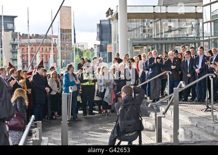 Cardiff, Royaume-Uni. 17 Juin, 2016. Vigil tient à l'extérieur de Senedd, Assemblée Nationale du Pays de Galles en mémoire de Jo Cox, du travail parlementaire qui a été tué hier. Credit : Amonochromedream.com/Alamy Live News Banque D'Images