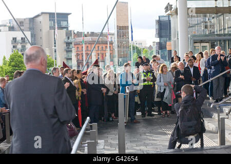 Cardiff, Royaume-Uni. 17 Juin, 2016. Vigil tient à l'extérieur de Senedd, Assemblée Nationale du Pays de Galles en mémoire de Jo Cox, du travail parlementaire qui a été tué hier. Credit : Amonochromedream.com/Alamy Live News Banque D'Images