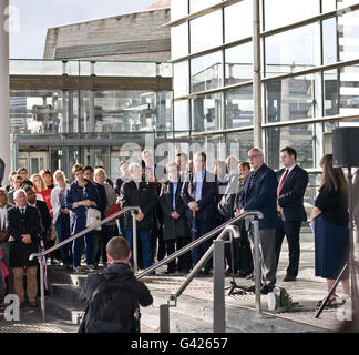 Cardiff, Royaume-Uni. 17 Juin, 2016. Vigil tient à l'extérieur de Senedd, Assemblée Nationale du Pays de Galles en mémoire de Jo Cox, du travail parlementaire qui a été tué hier. Credit : Amonochromedream.com/Alamy Live News Banque D'Images