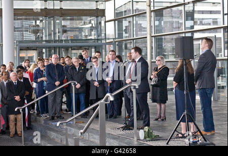 Cardiff, Royaume-Uni. 17 Juin, 2016. Vigil tient à l'extérieur de Senedd, Assemblée Nationale du Pays de Galles en mémoire de Jo Cox, du travail parlementaire qui a été tué hier. Credit : Amonochromedream.com/Alamy Live News Banque D'Images