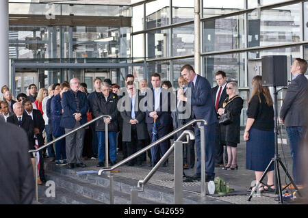 Cardiff, Royaume-Uni. 17 Juin, 2016. Vigil tient à l'extérieur de Senedd, Assemblée Nationale du Pays de Galles en mémoire de Jo Cox, du travail parlementaire qui a été tué hier. Credit : Amonochromedream.com/Alamy Live News Banque D'Images