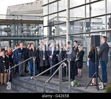 Cardiff, Royaume-Uni. 17 Juin, 2016. Vigil tient à l'extérieur de Senedd, Assemblée Nationale du Pays de Galles en mémoire de Jo Cox, du travail parlementaire qui a été tué hier. Credit : Amonochromedream.com/Alamy Live News Banque D'Images