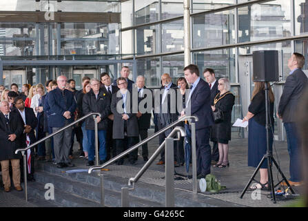 Cardiff, Royaume-Uni. 17 Juin, 2016. Vigil tient à l'extérieur de Senedd, Assemblée Nationale du Pays de Galles en mémoire de Jo Cox, du travail parlementaire qui a été tué hier. Credit : Amonochromedream.com/Alamy Live News Banque D'Images