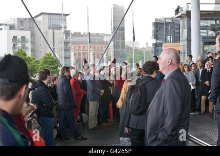 Cardiff, Royaume-Uni. 17 Juin, 2016. Vigil tient à l'extérieur de Senedd, Assemblée Nationale du Pays de Galles en mémoire de Jo Cox, du travail parlementaire qui a été tué hier. Credit : Amonochromedream.com/Alamy Live News Banque D'Images