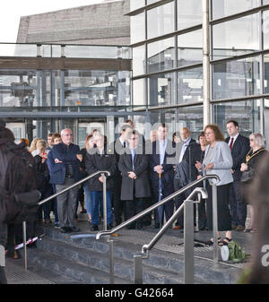 Cardiff, Royaume-Uni. 17 Juin, 2016. Vigil tient à l'extérieur de Senedd, Assemblée Nationale du Pays de Galles en mémoire de Jo Cox, du travail parlementaire qui a été tué hier. Credit : Amonochromedream.com/Alamy Live News Banque D'Images