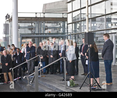 Cardiff, Royaume-Uni. 17 Juin, 2016. Vigil tient à l'extérieur de Senedd, Assemblée Nationale du Pays de Galles en mémoire de Jo Cox, du travail parlementaire qui a été tué hier. Credit : Amonochromedream.com/Alamy Live News Banque D'Images