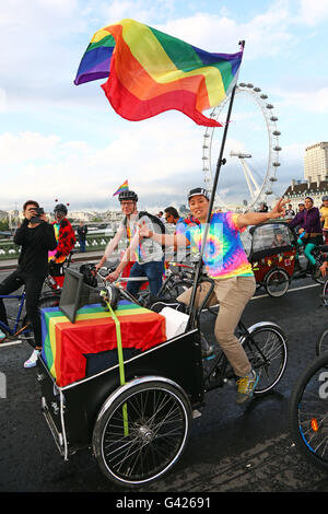 Londres, Royaume-Uni. 17 juin 2016. Les cyclistes avec des drapeaux arc-en-ciel inscrivez-vous à la Ride with Pride en vélo qui débute la fierté de Londres. Organisé par IBikeLondon Cycleloop conjointement avec le trajet dure de 13 miles de Londres accompagné par les repères de la musique fun ride du célèbre discothèque des vélos. Crédit : Paul Brown/Alamy Live News Banque D'Images