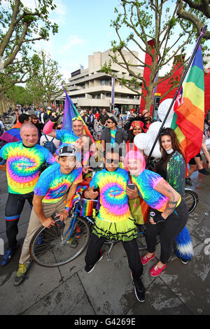 Londres, Royaume-Uni. 17 juin 2016. Les cyclistes avec des drapeaux arc-en-ciel inscrivez-vous à la Ride with Pride en vélo qui débute la fierté de Londres. Organisé par IBikeLondon Cycleloop conjointement avec le trajet dure de 13 miles de Londres accompagné par les repères de la musique fun ride du célèbre discothèque des vélos. Crédit : Paul Brown/Alamy Live News Banque D'Images