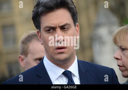 Londres, Angleterre. 17 juin 2016. L'ancien leader travailliste, Ed Miliband, arrive à la place du Parlement pour rendre hommage à Jo Cox. Crédit : Marc Ward/Alamy Live News Banque D'Images