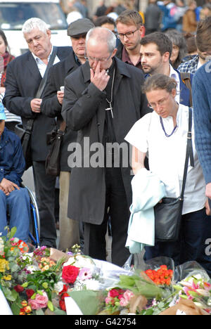 Londres, Royaume-Uni. 17 Juin, 2016. Le révérend Justin Welby essuie une larme de son oeil à la recherche à l'hommage floral. L'archevêque de Canterbury, chef de l'Église anglicane, le premier évêque de l'Église d'Angleterre se penche sur les fleurs sur la place du Parlement dans la mémoire de Joanne Cox travail MP membre du parlement assassiné dans le village de Birstall. Credit : JOHNNY ARMSTEAD/Alamy Live News Banque D'Images