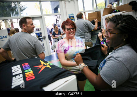 Saint Petersburg, Florida, USA. 17 Juin, 2016. Vous VRAGOVIC | fois.Janelle Mahaffey, 30, centre, de Saint-pétersbourg prend un maillot d'Orlando Nous sommes de l'orange Mosley, droite, avec des rayons dans la rotonde des Communications à la porte 1 avant le début du match entre les Giants de San Francisco et les Rays de Tampa Bay au Tropicana Field à Saint-Pétersbourg, en Floride le vendredi, Juin 17, 2016. © Vous Vragovic/Tampa Bay Times/ZUMA/Alamy Fil Live News Banque D'Images