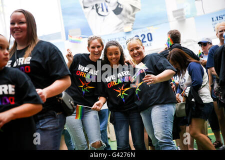 Saint Petersburg, Florida, USA. 17 Juin, 2016. Vous VRAGOVIC | fois.Fans portant Nous sommes Orlando shirts dans la rotonde à la porte 1 avant le début du match entre les Giants de San Francisco et les Rays de Tampa Bay au Tropicana Field à Saint-Pétersbourg, en Floride le vendredi, Juin 17, 2016. © Vous Vragovic/Tampa Bay Times/ZUMA/Alamy Fil Live News Banque D'Images