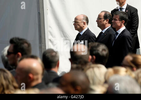 Paris, France. 17 Juin, 2016. Le Président français François Hollande (C), le premier ministre Manuel Valls (R), et le ministre de l'intérieur Bernard Cazeneuve assister à l'hommage national cérémonie en l'honneur de l'agent de police et son partenaire poignardé à mort par un homme qui dit appartenir à l'État islamique (EST), au groupe de Versailles, à Paris, France, le 17 juin 2016. Credit : Theo Duval/Xinhua/Alamy Live News Banque D'Images