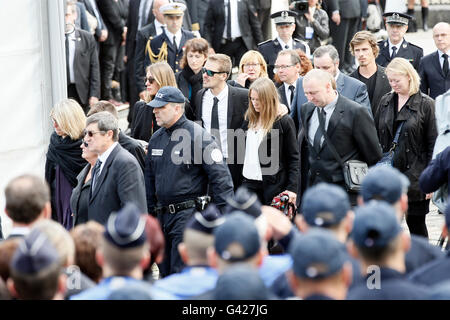 Paris, France. 17 Juin, 2016. La famille assister à l'hommage national cérémonie en l'honneur de l'agent de police et son partenaire poignardé à mort par un homme qui dit appartenir à l'État islamique (EST), au groupe de Versailles, à Paris, France, le 17 juin 2016. Le Président français François Hollande, Manuel Valls, Premier Ministre et Ministre de l'intérieur Bernard Cazeneuve a assisté à la cérémonie. Credit : Theo Duval/Xinhua/Alamy Live News Banque D'Images