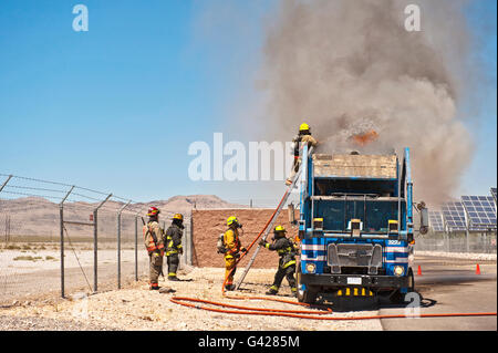 Las Vegas, Nevada, USA. 17 Juin, 2016. Service d'incendie de North Las Vegas bataille un camion poubelle en feu au Nevada Army National Guard - Clark County Armory - Gamme 6400 Rd, Las Vegas, NV 89115 - 1:50PM Crédit : Ken Howard/Alamy Live News Banque D'Images