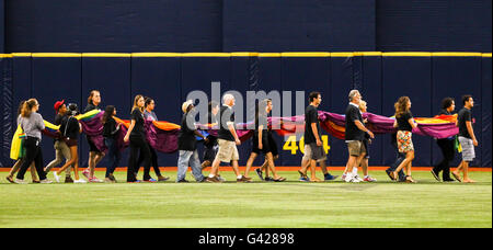 Saint Petersburg, Florida, USA. 17 Juin, 2016. Vous VRAGOVIC | fois.L'un des deux drapeaux de la fierté est porté dans le champ extérieur avant le début du match entre les Giants de San Francisco et les Rays de Tampa Bay au Tropicana Field à Saint-Pétersbourg, en Floride le vendredi, Juin 17, 2016. © Vous Vragovic/Tampa Bay Times/ZUMA/Alamy Fil Live News Banque D'Images