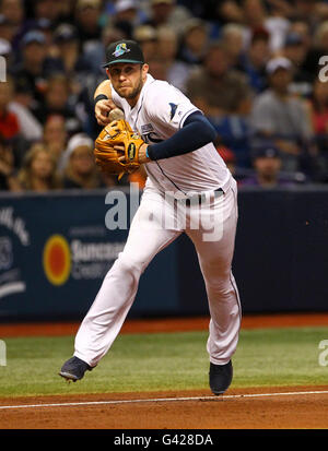 Saint Petersburg, Florida, USA. 17 Juin, 2016. Vous VRAGOVIC | fois.Rays de Tampa Bay de troisième but Evan Longoria (3) imbroglios le transfert sur l'unique par le voltigeur des Giants de San Francisco Jarrett Parker (6) en sixième manche du match entre les Giants de San Francisco et les Rays de Tampa Bay au Tropicana Field à Saint-Pétersbourg, en Floride le vendredi, Juin 17, 2016. © Vous Vragovic/Tampa Bay Times/ZUMA/Alamy Fil Live News Banque D'Images