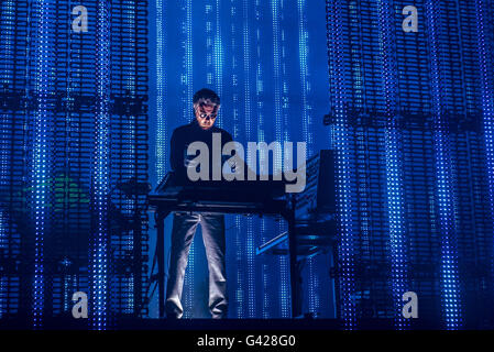 Barcelone, Catalogne, Espagne. 17 Juin, 2016. Producteur et compositeur français Jean Michel Jarre se produit sur scène lors de la deuxième journée du Sonar de Barcelone 2016 Credit : Matthias Rickenbach/ZUMA/Alamy Fil Live News Banque D'Images