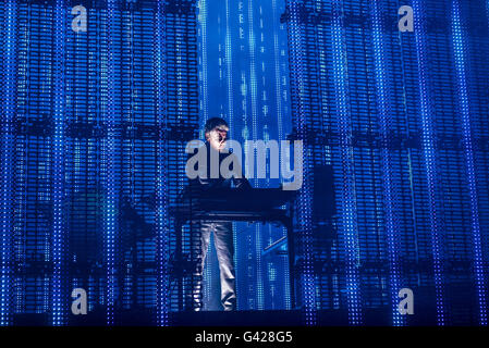 Barcelone, Catalogne, Espagne. 17 Juin, 2016. Producteur et compositeur français Jean Michel Jarre se produit sur scène lors de la deuxième journée du Sonar de Barcelone 2016 Credit : Matthias Rickenbach/ZUMA/Alamy Fil Live News Banque D'Images