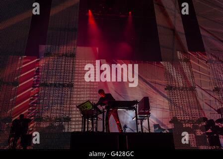 Barcelone, Catalogne, Espagne. 17 Juin, 2016. Producteur et compositeur français Jean Michel Jarre se produit sur scène lors de la deuxième journée du Sonar de Barcelone 2016 Credit : Matthias Rickenbach/ZUMA/Alamy Fil Live News Banque D'Images