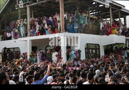 Srinagar, au Cachemire sous contrôle indien. 17 Juin, 2016. Cachemiris transporter le corps de Mohammad Altaf Mir, un militant du Hizbul Mujahideen tenue militante durant son cortège funéraire dans le village de Brad de Sopore, à environ 56 km au nord de Srinagar, capitale d'été du Cachemire sous contrôle indien, le 17 juin 2016. Credit : Javed Dar/Xinhua/Alamy Live News Banque D'Images