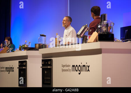 Birmingham, UK. 18 Juin, 2016. Michel Roux jr faisant une démonstration de cuisson dans le théâtre Super Crédit : Steven re/Alamy Live News Banque D'Images