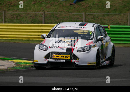 Darlington, Royaume-Uni, 18 juin 2016. Mat Jackson de l'Motorbase prenant part à l'équipe de Performance matinée libre à la pratique durant le BTCC réunion à Croft. Crédit : Colin Edwards / Alamy Live News Banque D'Images