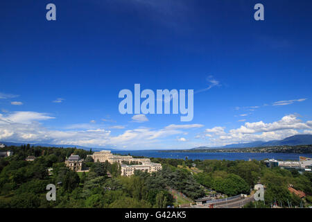 Genève. 17 Juin, 2016. Photo prise le 17 juin 2016 montre une vue sur le Palais des Nations Unies à Genève, Suisse. L'Office des Nations Unies à Genève (ONUG) est installé dans le Palais des Nations, un témoignage exceptionnel sur l'architecture du xxe siècle, situé dans un magnifique parc donnant sur le Lac Léman à Genève, avec une vue splendide sur les Alpes et le Mont Blanc. © Xu Jinquan/Xinhua/Alamy Live News Banque D'Images