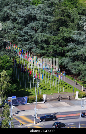 Genève. 17 Juin, 2016. Photo prise le 17 juin 2016 montre les drapeaux nationaux des membres de l'Organisation des Nations Unies à l'entrée principale du Palais des Nations Unies à Genève, Suisse. L'Office des Nations Unies à Genève (ONUG) est installé dans le Palais des Nations, un témoignage exceptionnel sur l'architecture du xxe siècle, situé dans un magnifique parc donnant sur le Lac Léman à Genève, avec une vue splendide sur les Alpes et le Mont Blanc. © Xu Jinquan/Xinhua/Alamy Live News Banque D'Images