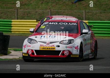 Darlington, Royaume-Uni, 18 juin 2016. Ashley Sutton de MG Racing Assurance RCIB prenant part aux essais libres au cours de la réunion au BTCC Croft. Crédit : Colin Edwards / Alamy Live News Banque D'Images