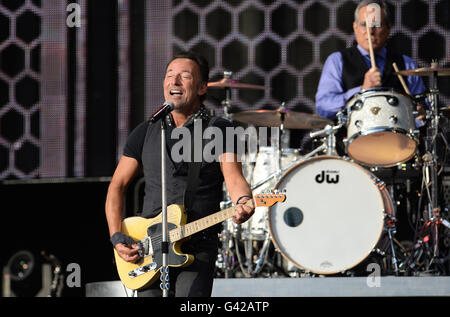 Munich, Allemagne. 17 Juin, 2016. L'US-musicien de rock américain, Bruce Springsteen (l), joue sur la scène avec le batteur Max Weinberg de E-Street-Band à l'Olympia Stadium de Munich, Allemagne, 17 juin 2016. Photo : Andreas Gebert/dpa/Alamy Live News Banque D'Images