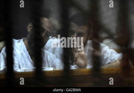 Le Caire, Égypte. 18 Juin, 2016. Les défendeurs des Frères Musulmans égyptiens s'asseoir derrière les barreaux pendant leur procès devant un tribunal du Caire le 18 juin 2016. Un tribunal égyptien a condamné à la prison à vie Morsi dans un procès d'espionnage dans lequel six co-accusés ont été remis à la peine de mort .Le tribunal a acquitté des accusations de Morsi d'avoir fourni les documents classés au Qatar mais l'a condamné à vie à la tête d'une organisation illégale Crédit : Stringer/APA/Images/fil ZUMA Alamy Live News Banque D'Images