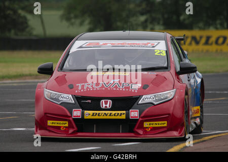 Darlington, Royaume-Uni, 18 juin 2016. Dan Lloyd d'Eurotech Racing retour aux stands après s'être qualifié en deuxième position pour la première course BTCC à Croft. Crédit : Colin Edwards / Alamy Live News Banque D'Images