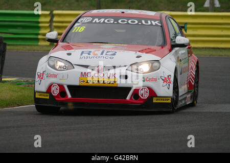 Darlington, Royaume-Uni, 18 juin 2016. Ashley Sutton de MG Racing RCIB admissible d'assurance en troisième position pour la première course BTCC à Croft. Crédit : Colin Edwards / Alamy Live News Banque D'Images