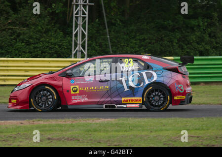 Darlington, Royaume-Uni, 18 juin 2016. Dan Lloyd d'Eurotech Qualification Course en deuxième position pour la première course BTCC à Croft. Crédit : Colin Edwards / Alamy Live News Banque D'Images