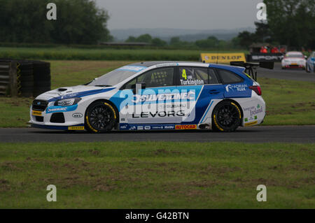 Darlington, Royaume-Uni, 18 juin 2016. Colin Turkington de qualification Course BMR Subaru Silverline en pole position pour la première course BTCC à Croft. Crédit : Colin Edwards / Alamy Live News Banque D'Images