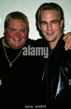 Fichier. 18 Juin, 2016. RON LESTER, acteur connu pour son rôle au Varsity Blues comme Billy Bob, est mort. Il était de 45. Lester avait été hospitalisé à l'automne dernier en raison de problèmes de foie, et a été prise pour les soins palliatifs à Dallas le vendredi soir. Après ses rôles en petits groupes en bon Burger et Varsity Blues, Lester a poursuivi en apparaissant dans d'autres séries télé. Sur la photo : July 5, 2000 - Hollywood, Californie, États-Unis - James Van Der Beek et Ron Lester. Ron Lester Partie, Coucher de prix. Crédit : Tom Rodriguez/Globe Photos/ZUMAPRESS.com/Alamy Live News Banque D'Images