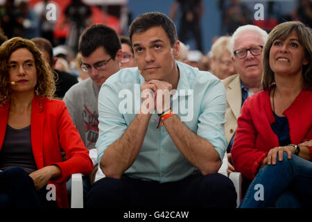 Barcelone, Espagne. 18 Juin, 2016. 18 Juin, 2016. Chef du parti socialiste espagnol (PSOE) et candidat à l'élection générale de l'Espagne, Pedro Sanchez, assiste à un rassemblement du PSOE à l'Hospitalet de Llobregat (Barcelone, Espagne). L'Espagne organise sa deuxième élection, le 26 juin, après six mois de gouvernement intérimaire et les sondages montrent que les socialistes établis de longue date, faire face à la menace sans précédent d'être remplacé par wing-gauche upstart Unidos Podemos comme la principale force d'opposition. Crédit : Jordi Boixareu/Alamy Live News Banque D'Images