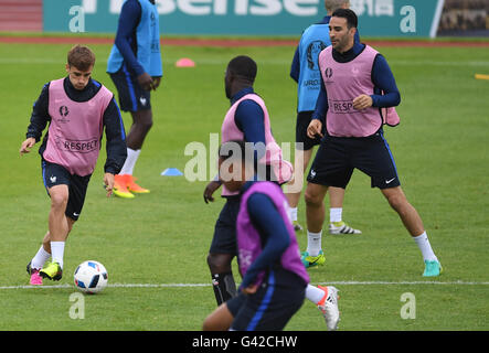 Antoine Griezmann (L) et Adil Rami (R) de la France en action pendant une session de formation de l'équipe de France à l'Stadium Nord Lille Métropole à Villeneuve-d'Ascq, France, 18 juin, 2016. La France joue la Suisse dans un groupe A Euro 2016 football match de football à Lille le 19 juin. Photo : Marius Becker/dpa Banque D'Images