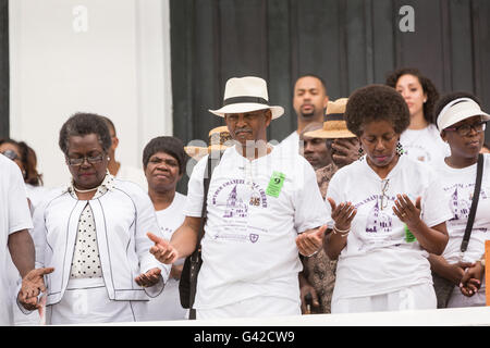 Charleston, États-Unis. 18 Juin, 2016. Les membres de la famille de la Charleston neuf prier pendant un service commémoratif à la mère Emanuel African Methodist Episcopal Church à l'anniversaire de la prise de masse, 18 juin 2016 à Charleston, Caroline du Sud. Neuf membres de l'église communauté ont été abattus au cours de l'étude de la bible à l'intérieur de l'église le 17 juin 2015. Credit : Planetpix/Alamy Live News Banque D'Images