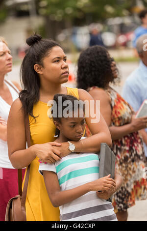 Charleston, États-Unis. 18 Juin, 2016. Embrasser les résidents au cours d'un service commémoratif pour le Charleston neuf à l'extérieur de la mère Emanuel African Methodist Episcopal Church à l'anniversaire de la prise de masse, 18 juin 2016 à Charleston, Caroline du Sud. Neuf membres de l'église communauté ont été abattus au cours de l'étude de la bible à l'intérieur de l'église le 17 juin 2015. Credit : Planetpix/Alamy Live News Banque D'Images