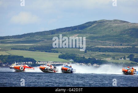 Greenock, Scotland, UK. 18 Juin, 2016. Les concurrents s'affrontent le parcours sur la rivière Clyde dans un très joli temps ensoleillé, un excellent début de l'événement de deux jours à Greenock, en Écosse. Credit : PictureScotland/Alamy Live News Banque D'Images