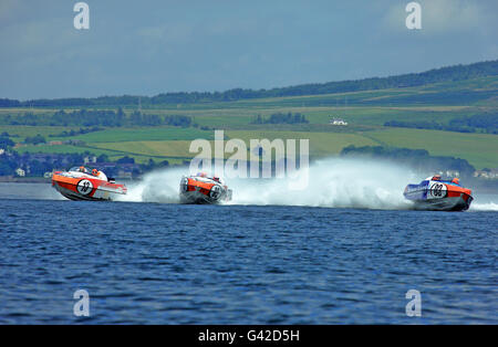 Greenock, Scotland, UK. 18 Juin, 2016. Action rapide comme des concurrents s'affrontent sur la rivière Clyde, en jolie soleil, le premier jour de l'événement de deux jours à Greenock. Credit : PictureScotland/Alamy Live News Banque D'Images