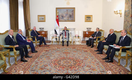 Le Caire, Égypte. 18 Juin, 2016. Le président égyptien, Abdel Fattah al-Sisi se réunit avec le président et chef de la direction de géant industriel américain General Electric (GE) Jeffrey Immelt, au Caire, Égypte, le 18 juin 2016 : Crédit Bureau Président égyptien/APA/Images/fil ZUMA Alamy Live News Banque D'Images