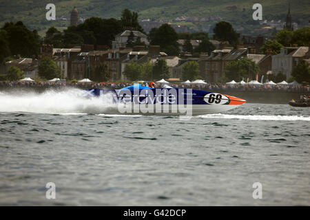 Greenock, Scotland, UK. 18 Juin, 2016. Action rapide comme des concurrents s'affrontent sur la rivière Clyde, en jolie soleil, le premier jour de l'événement de deux jours à Greenock Crédit : © PictureScotland/Alamy Live News Banque D'Images