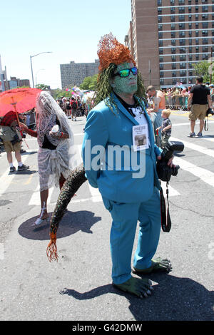 New York, New York, USA. 18 Juin, 2016. La 34e édition du défilé du Mermaid dans Coney Island. Hailey Clauson Sirène est reine. & King Neptune Carlo A. Scissura Crédit : Bruce Cotler/Globe Photos/ZUMA/Alamy Fil Live News Banque D'Images