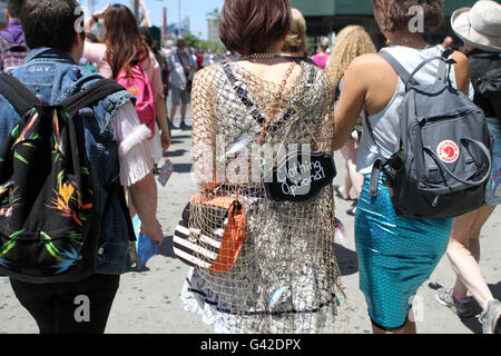 New York, New York, USA. 17 Juin, 2016. La 34e édition du défilé du Mermaid dans Coney Island. Hailey Clauson Sirène est reine. & King Neptune Carlo A. Scissura © Bruce Cotler/Globe Photos/ZUMA/Alamy Fil Live News Banque D'Images